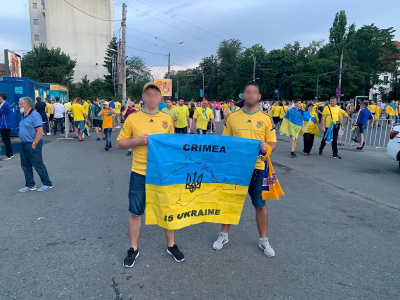 «Это - политика». Украинских болельщиков в Бухаресте не пустили на матч сборной из-за флага Украины с картой Крыма