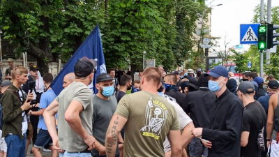На ЛГБТ-акции под Офисом Зеленского радикалы сцепились с полицией: силовики применили газ