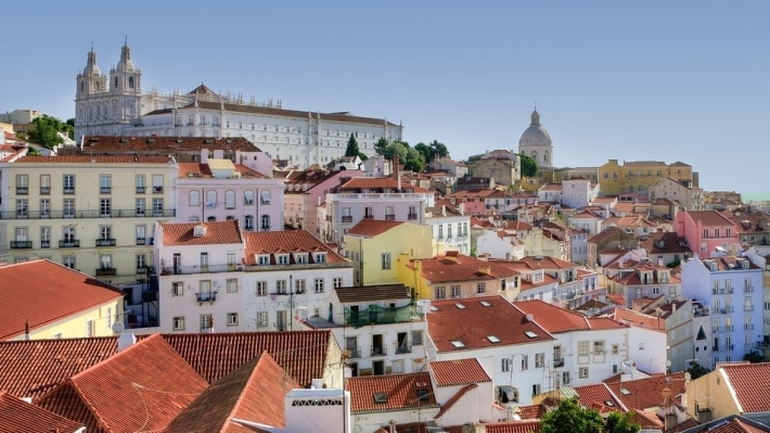 В Португалии введен комендантский час