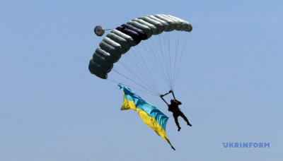 В День независимости Украины 14 парашютистов станцуют в небе гопак