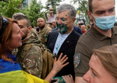 «Нас не остановить вашей зелёной соплёй»: облитый зелёнкой Порошенко обвинил Зеленского в причастности к нападению