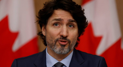 Противники вакцинации от коронавируса атаковали премьер-министра Канады камнями