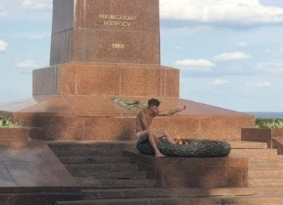 В Одессе голый мужчина сидел возле Вечного огня и материл прохожих
