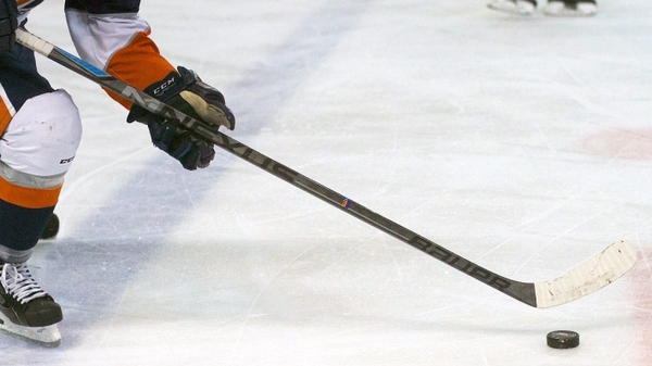 Хоккейная клюшка состоит из крюка и черенка