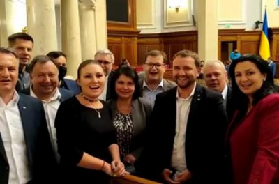 «Отец наш Бандера»: депутаты-«порошенковцы» поддержали флешмоб в зале Рады