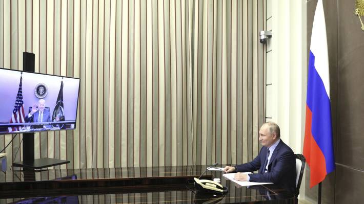 Во вторник Путин и Байден побеседовали по видеосвязи