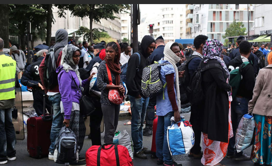 Париж иммигранты. Улицы Франции \мигранты. Мигранты в Париже.