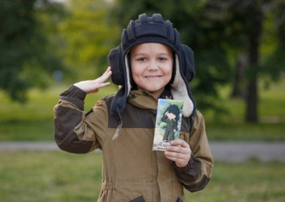 Белгородские кондитеры изобразили юного патриота Алешу на шоколаде для военных РФ