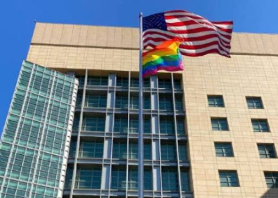 Посольство США вывесило ЛГБТ-флаг над площадью ДНР