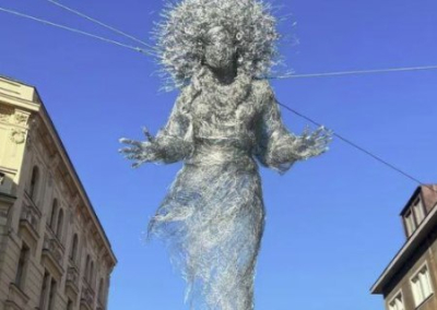 Украинская мать #2: скульптура «Венок» пугает жителей Праги