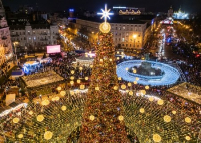 В Киеве установят главную новогоднюю елку, но без иллюминации