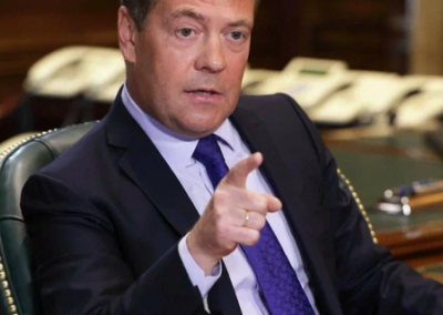 Медведев призвал не пускать предателей России обратно и жестко поразить их в правах