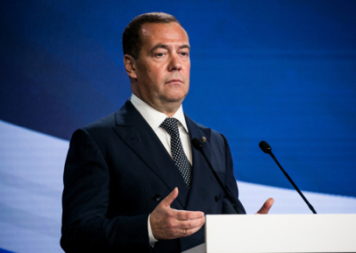 Медведев: благодаря отказу Киева от переговоров, Россия «доделает работу»