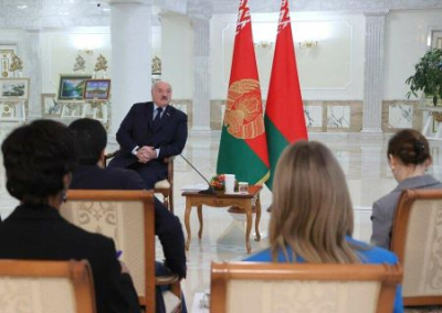 Лукашенко считает, что договариваться о мире нужно с украинскими военными