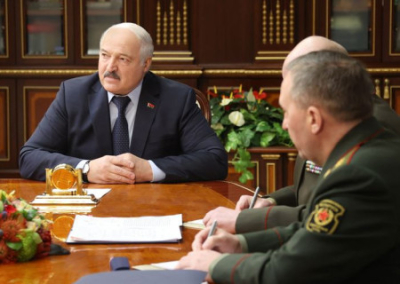 Лукашенко потребовал от силовиков усилить охрану рубежей страны
