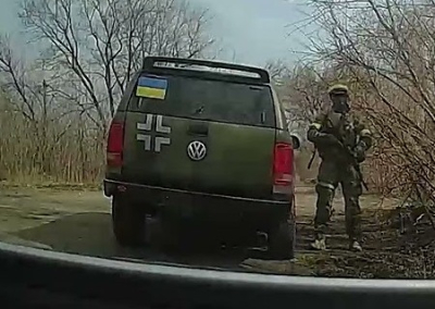 ПДД по-украински. В сети появилось видео, на котором боевик ВСУ запугивает мать с ребёнком