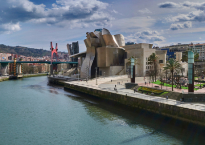 Протестующие в испанском Бильбао повесили флаги России и ЛДНР на здание мэрии