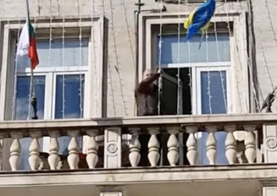 Болгарский политик сбросил с балкона мэрии Софии «фашистский флаг» Украины, а сотни болгар защищают памятник Советской армии