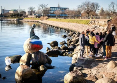 Знаменитую Русалочку в Дании раскрасили в цвета российского флага