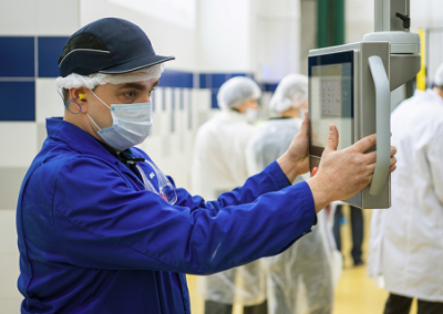 Эксперт: уход западных компаний с российского рынка выгоден России и Китаю