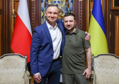 Азаров: поляки могут ввести войска в истощенную Украину и присвоить себе ее западные территории