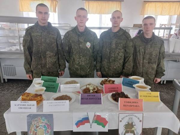 Пир по-армейски: российских срочников угостили цыплятами «Арарат» и картофельной бабкой