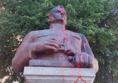 В Полтаве демонтируют памятников Ватутину и Пушкину