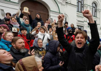 Верующие вновь пришли на защиту Киево-Печерской лавры