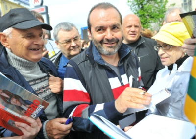 Проукраинские активисты облили Шендеровича кетчупом в Вильнюсе