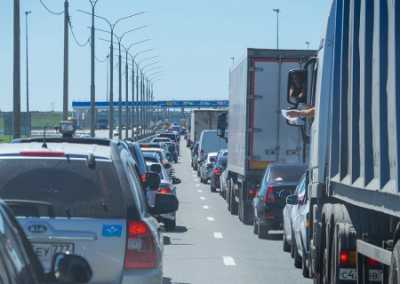 Гигантский поток прорвавшихся курортников грозит заблокировать Крымский мост