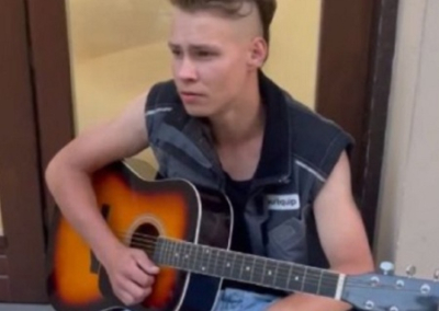 Извиниться должна депутат: Арестович заступился за одессита, исполнявшего во Львове песни Цоя