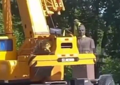 В Каменском на Днепропетровщине демонтировали бюст уроженца города Брежнева