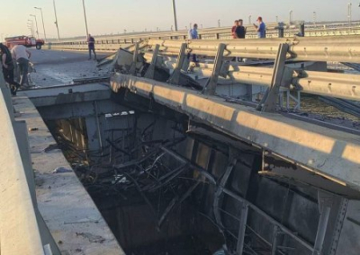 ЧП на Крымском мосту. В сети пишут об ударе беспилотников