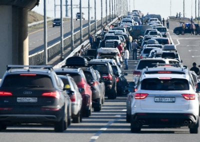 Путин с членами правительства занялся решением проблемы пробки перед Крымским мостом