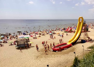 На азовском побережье Донбасса кормят окорочками с мухами по завышенным ценам. В Крыму и Сочи отдых дешевле, чем в ДНР