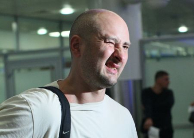 Аркадия Бабченко арестовала полиция Эстонии. Он закидал посольство России яйцами