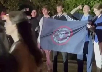 На московском выпускном в парке Горького выпускники размахивали флагами ЧВК «Вагнер»