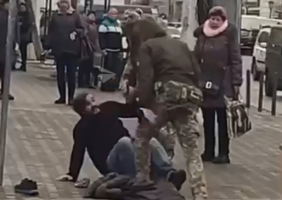 Украинские мужчины женятся на бабушках-инвалидах и матерях-одиночках, лишь бы не попасть в «гвардию наступления под землю»