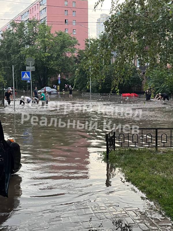 Киев потоп. Киев затопило. Ливень в Киеве. Киев метро затопило. Ливень в России.