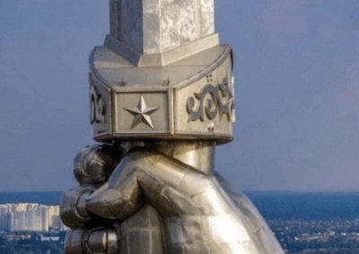 Спилить звезды и поставить рядом Бандеру: в Киеве продолжают издеваться над «Родиной-матерью»