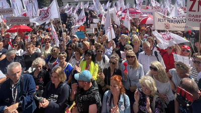 «Голодный учитель ничему не научит». Польские учителя вышли на протесты, требуя повышения зарплат