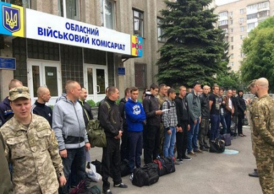Заграничные резервы. Украина хочет вернуть сбежавших в ЕС мужчин и кинуть их на фронт