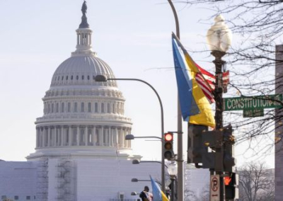 Наблюдающаяся в Вашингтоне сумятица беспокоит его союзников. Из-за политических споров США может проиграть на Украине