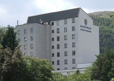 Долой наггетсы и картошка фри. Украинцы скандалом добились увольнения менеджера элитного отеля Шотландии