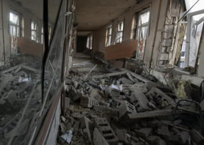 Украина сняла фейковое видео для обвинения России, на котором украинский танк обстреливает жилые дома