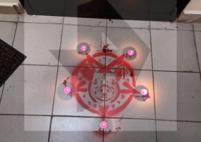 Дверь квартиры военкора Трушнина осквернили пентаграммой со свиной головой. «Художники» задержаны