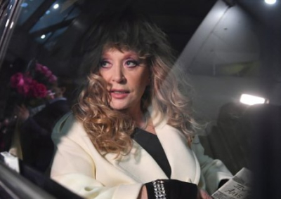 Пугачёва вернулась в свой замок в поселке Грязь