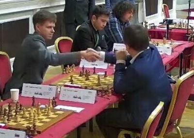 Украинский шахматист Юрий Козубов пожал руку россиянину Владиславу Артемьеву вопреки запретам Федерации шахмат Украины