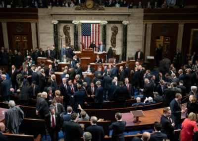 Bloomberg: американская помощь Киеву «висит на волоске»