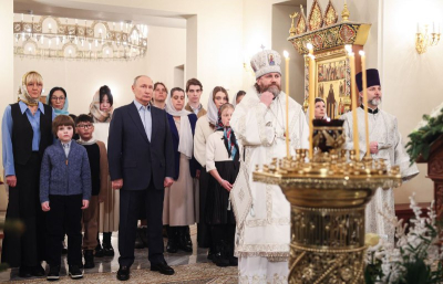 Путин встретил Рождество в церкви в Ново-Огарево с семьями погибших военных